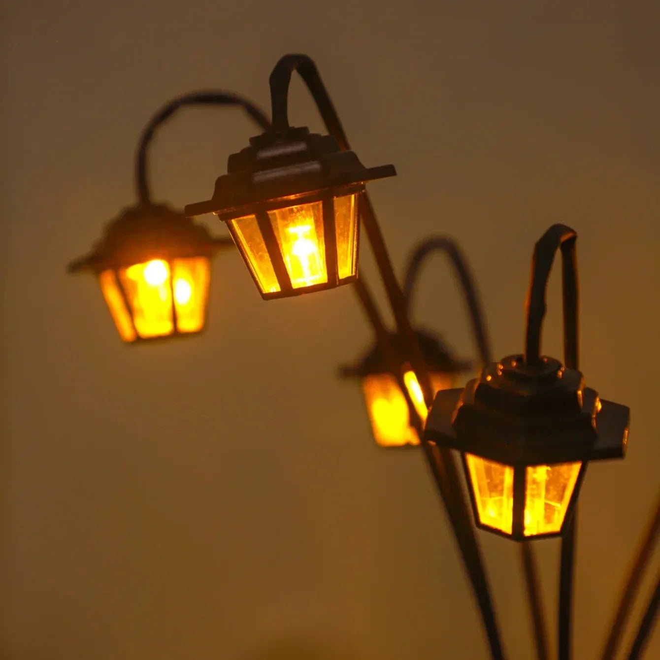 Lampadaire Solaire 6 Mini Lanternes à LED – Éclairage Décoratif pour Jardin, Cour & Terrasse